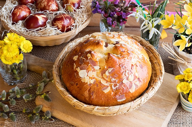 1054970873 Mazanec tradicionalno uskr nje pecivo, slicno hot cross pecivu, uz proljetno cvijece i uskr nja jaja obojana ljuskama luka.