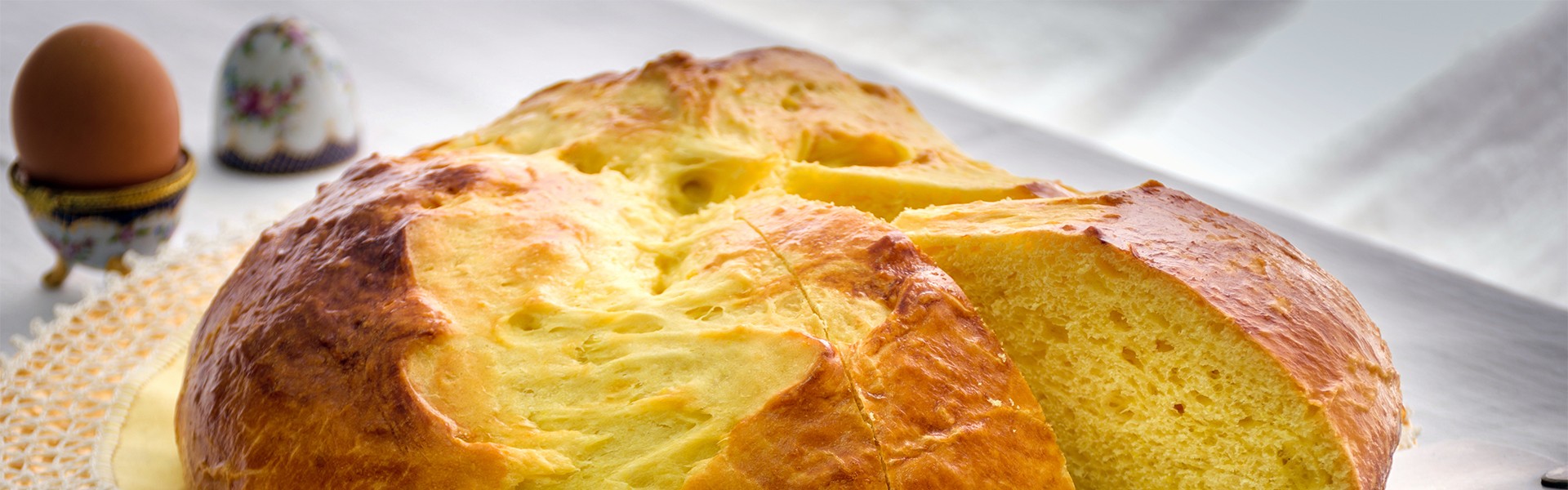 1816865015 Tradicionalni hrvatski uskr nji dorucak s domacim kuhanim jajima.