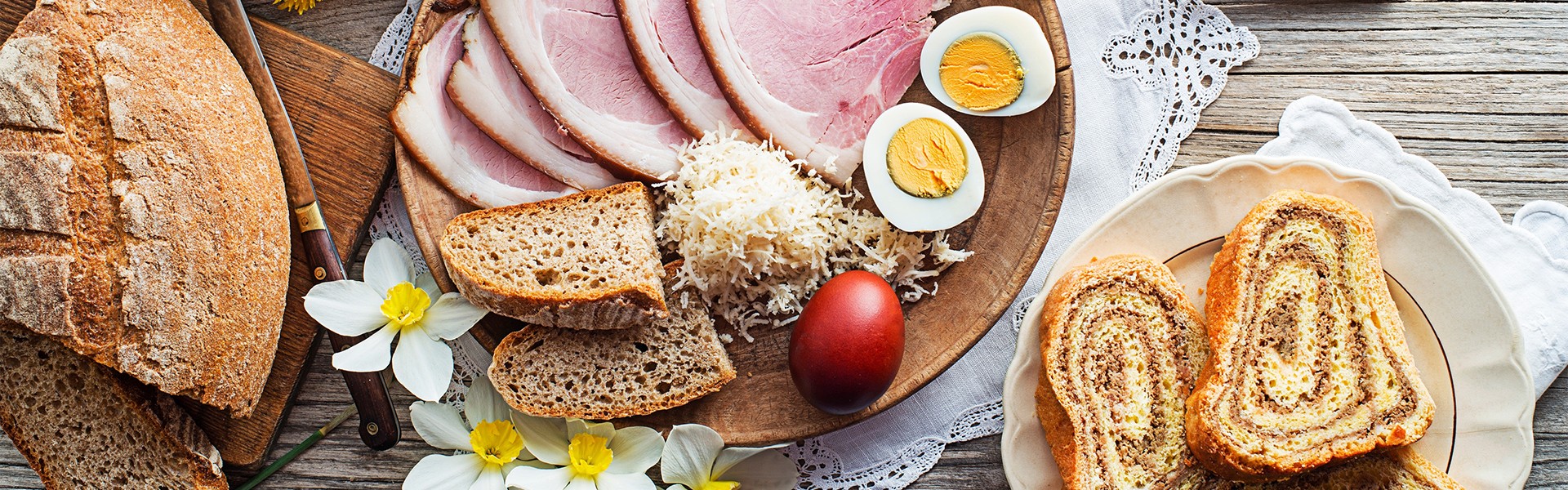 2427387563 Tradicionalna uskr nja hrana sa unkom, jajima i kruhom. Blagdanska pozadina. Uskrsni stol s raznim delicijama spremnim za blagdanski obrok.