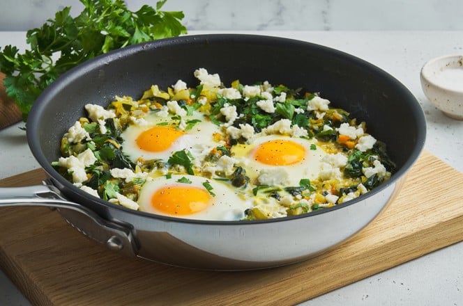 shaksuka u tavi s tri jaja