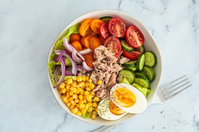 ljetna salata s povrcem i jajima