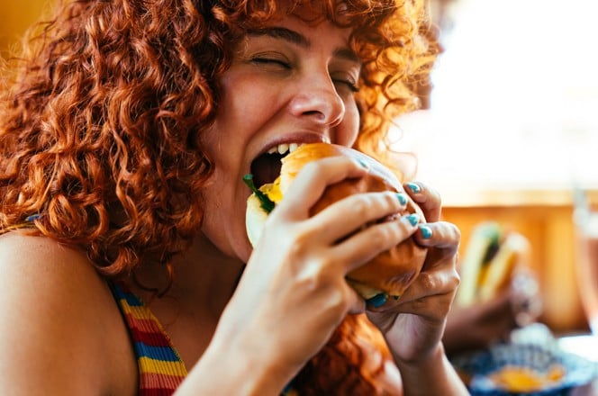  enska osoba jede hamburger
