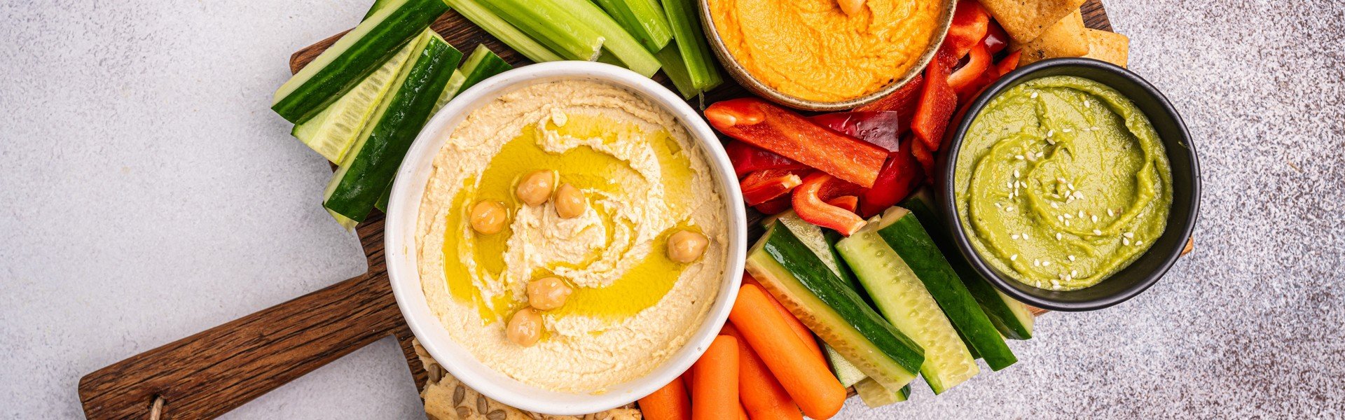 domaci hummus na plati s povrcem