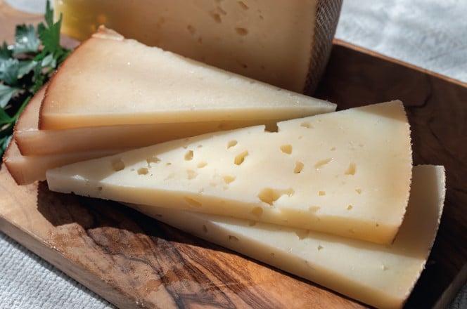 sir manchego narezan na trokute