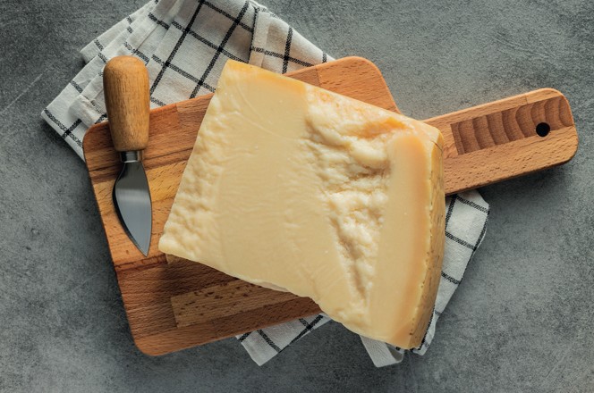 parmezan sir na dasci za rezanje