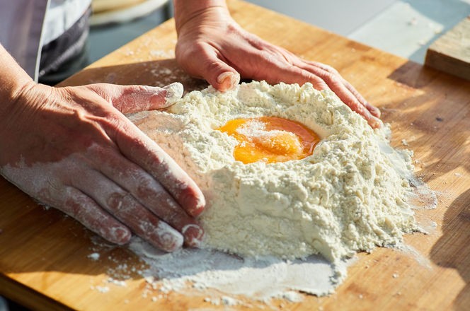 Step-by-step cooking process. Pour the yolk of the egg into the flour to make the dough.