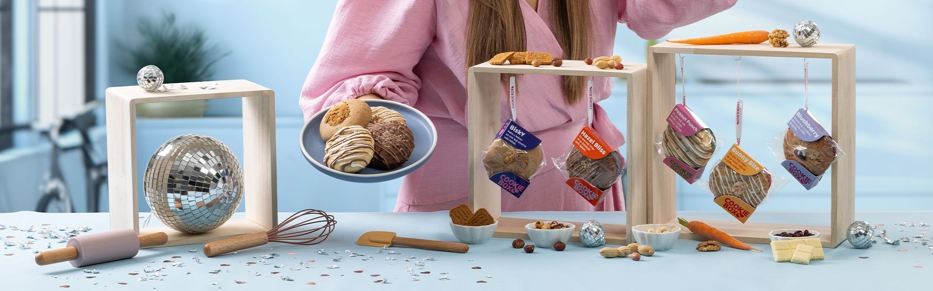 Iz ljubavi prema hrani i želje da svaki zalogaj donosi val sreće nastao je Cookie Box - brand čiji keksi svoju posebnost kriju u šarenilu okusa te kompaktnom pakiranju s razigranim vizualnim identitetom koje stane u svaku torbu. U ponudi su keksi simpatičnih naziva i još ukusnijih kombinacija okusa s orašastim plodovima, kremastim punjenjima, mrkvom ili brusnicom.
