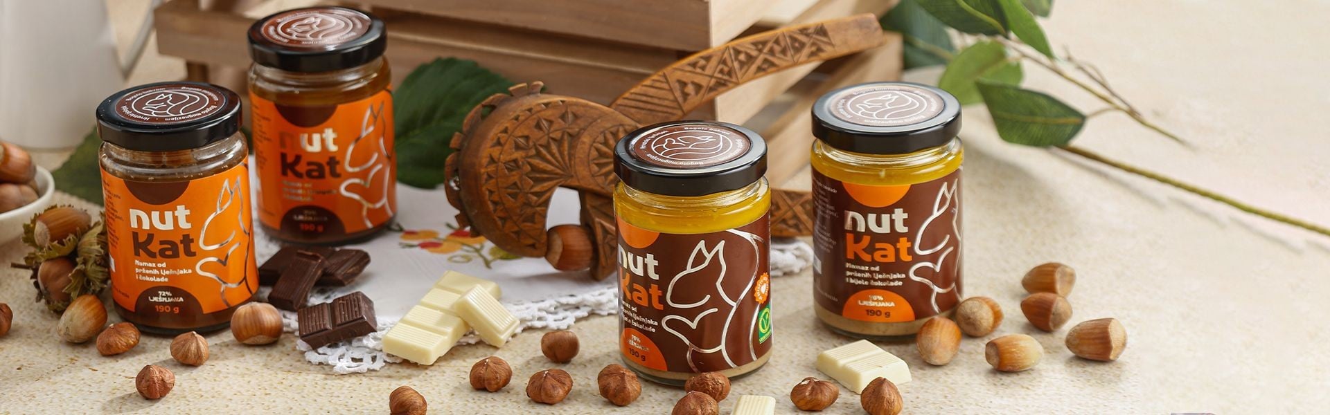 NutKat je domaći namaz od prženih lješnjaka i čokolade. Radi se o jedinstvenom namazu s visokim udjelom domaćih lješnjaka, što ga čini iznimno nutritivno bogatim. Svojim pravim okusom prženih lješnjaka, bez dodanih umjetnih aroma, osigurava pravi užitak za sve koji vole ručno rađene, domaće namaze.